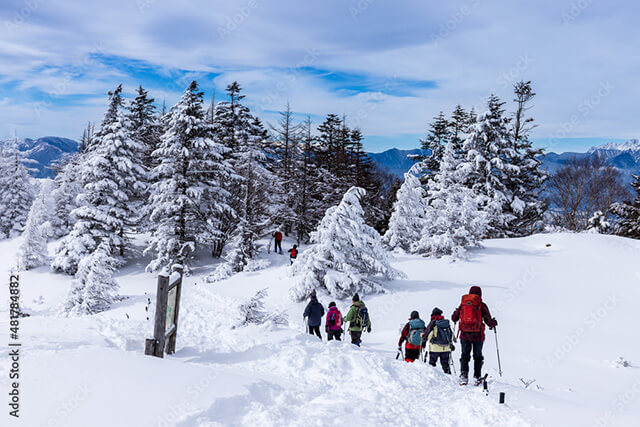 近年來，許多外國遊客來到這裏，享受滑雪和登山的樂趣。