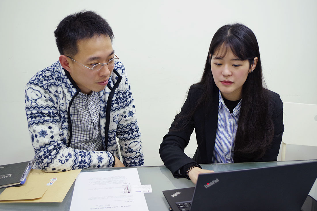 田中系統專員向李先生介紹如何建立Google日曆資源